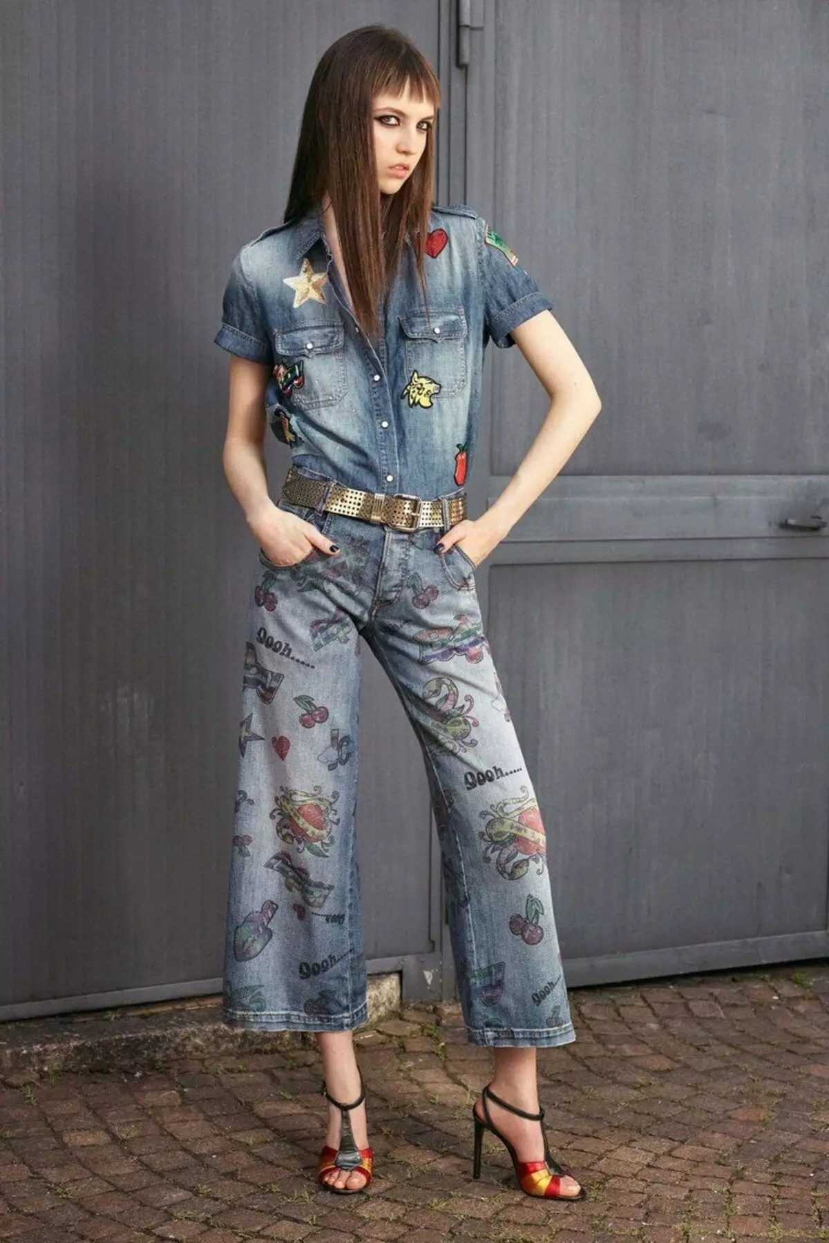 Штани кльош 2021 (124 фото): жіночі розкльошені моделі від стегна, з чим носити і як вибрати стильні штани 982_22