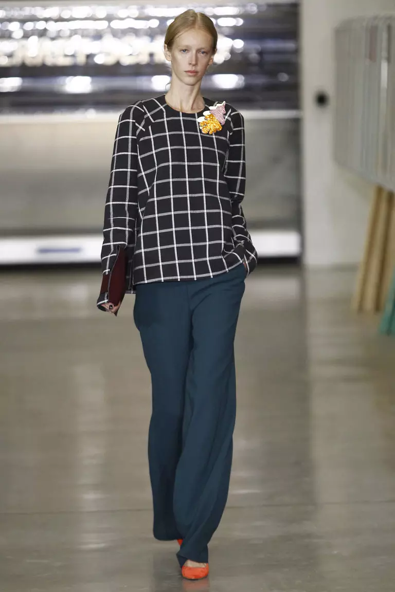 Штани кльош 2021 (124 фото): жіночі розкльошені моделі від стегна, з чим носити і як вибрати стильні штани 982_23