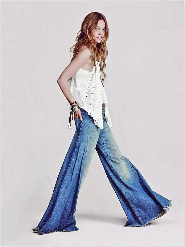 Штани кльош 2021 (124 фото): жіночі розкльошені моделі від стегна, з чим носити і як вибрати стильні штани 982_26