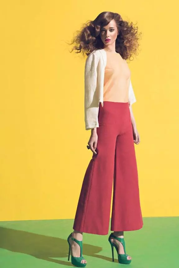Штани кльош 2021 (124 фото): жіночі розкльошені моделі від стегна, з чим носити і як вибрати стильні штани 982_27