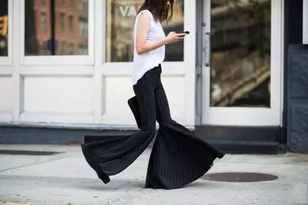Штани кльош 2021 (124 фото): жіночі розкльошені моделі від стегна, з чим носити і як вибрати стильні штани 982_35