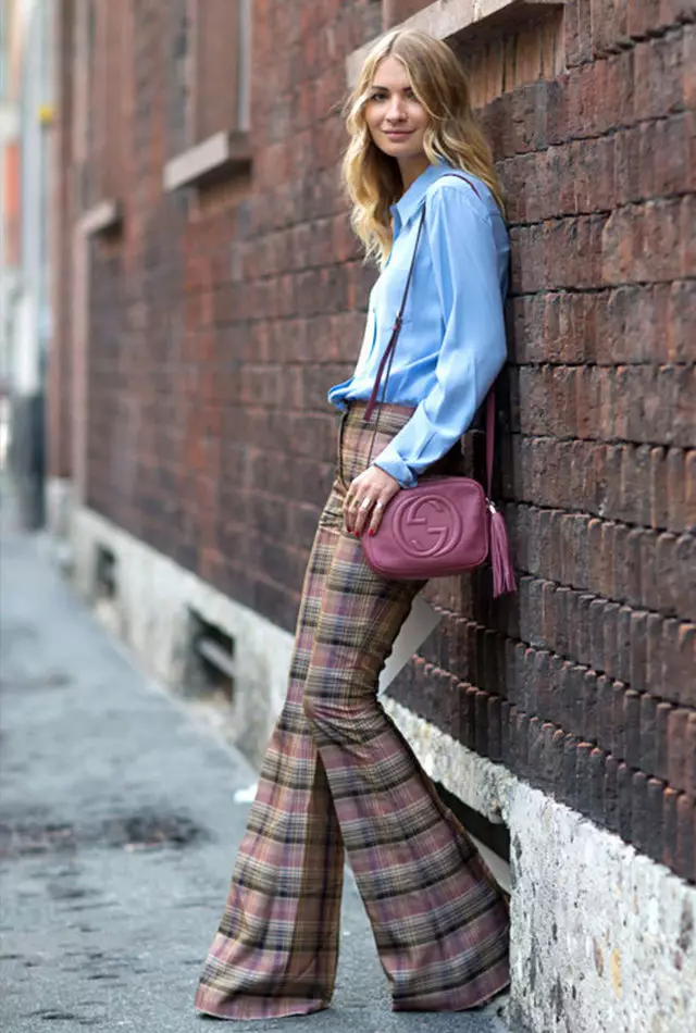 Штани кльош 2021 (124 фото): жіночі розкльошені моделі від стегна, з чим носити і як вибрати стильні штани 982_4