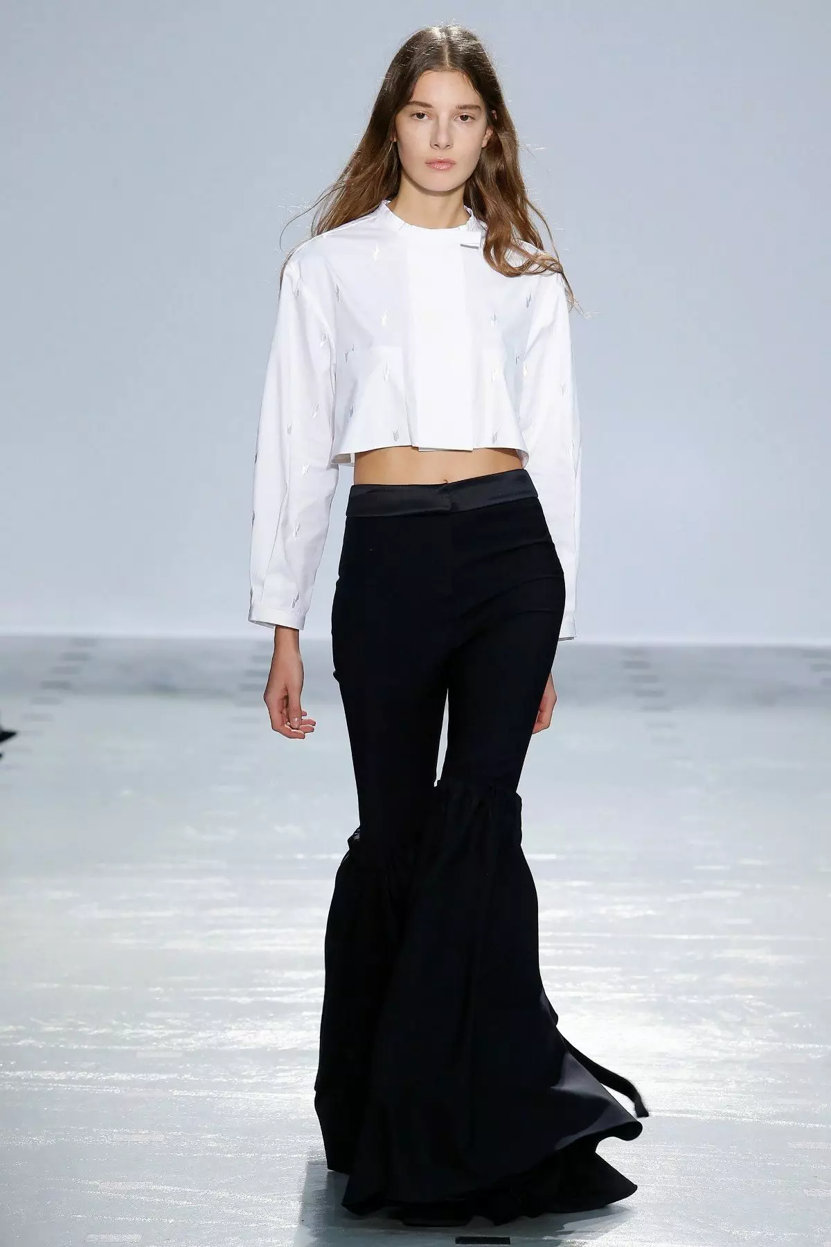 Штани кльош 2021 (124 фото): жіночі розкльошені моделі від стегна, з чим носити і як вибрати стильні штани 982_66