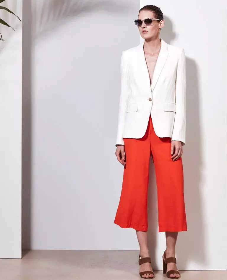 Штани кльош 2021 (124 фото): жіночі розкльошені моделі від стегна, з чим носити і як вибрати стильні штани 982_74
