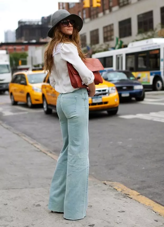 Штани кльош 2021 (124 фото): жіночі розкльошені моделі від стегна, з чим носити і як вибрати стильні штани 982_85