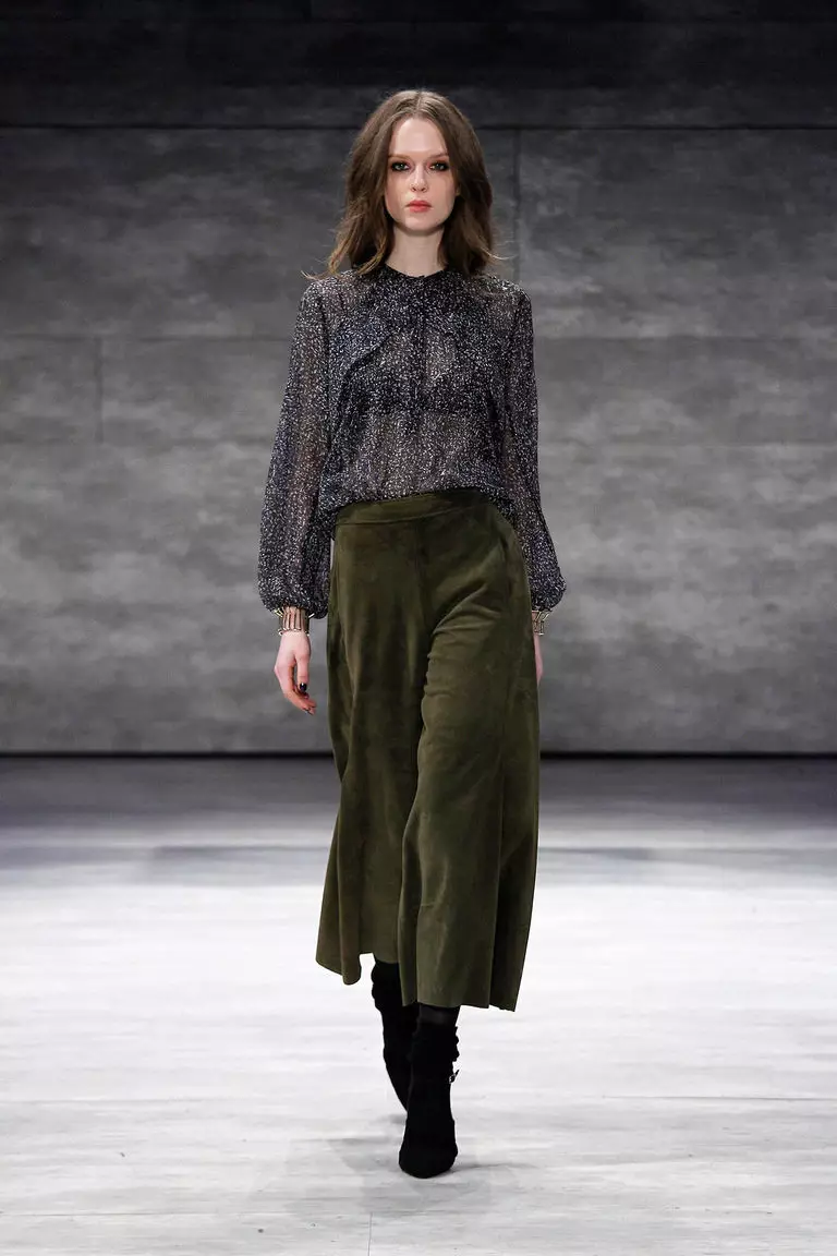 Штани кльош 2021 (124 фото): жіночі розкльошені моделі від стегна, з чим носити і як вибрати стильні штани 982_99