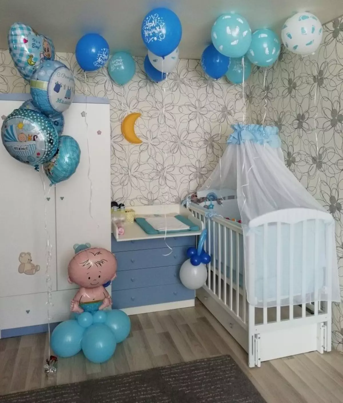 Como decorar a sala para um extrato do hospital? Decorações para meninas e meninos, design de apartamento por balões e outros elementos 9837_13