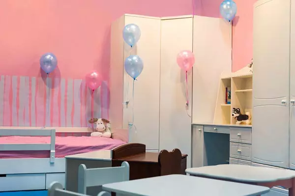 Hvordan dekorere rummet til et uddrag fra hospitalet? Dekorationer til piger og drenge, lejlighedsdesign med balloner og andre elementer 9837_4