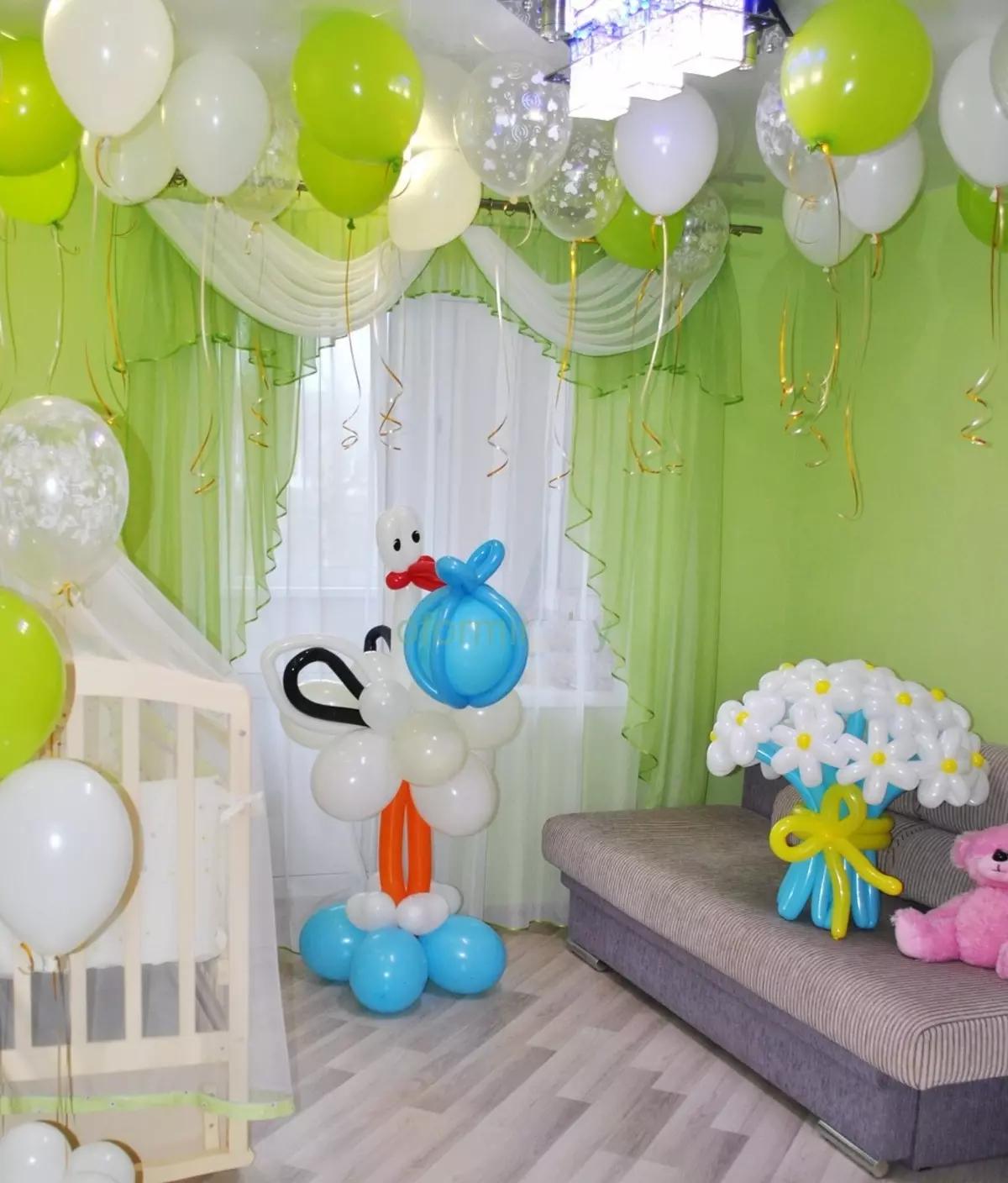 Como decorar a sala para um extrato do hospital? Decorações para meninas e meninos, design de apartamento por balões e outros elementos 9837_6