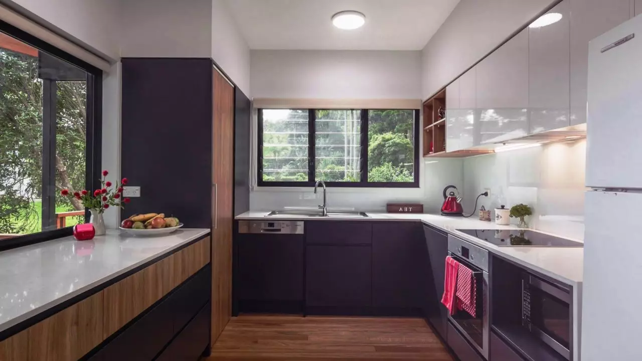 Bucătărie cu fereastră în zona de lucru (44 de fotografii): Opțiuni de proiectare și crearea unui design interior de bucătărie cu o fereastră deasupra suprafeței de lucru. Cum să utilizați fereastra în camera de zi cu bucătărie? Exemple frumoase 9838_10