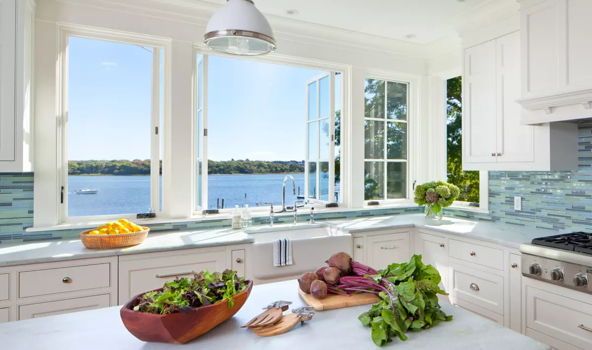 Bucătărie cu fereastră în zona de lucru (44 de fotografii): Opțiuni de proiectare și crearea unui design interior de bucătărie cu o fereastră deasupra suprafeței de lucru. Cum să utilizați fereastra în camera de zi cu bucătărie? Exemple frumoase 9838_11
