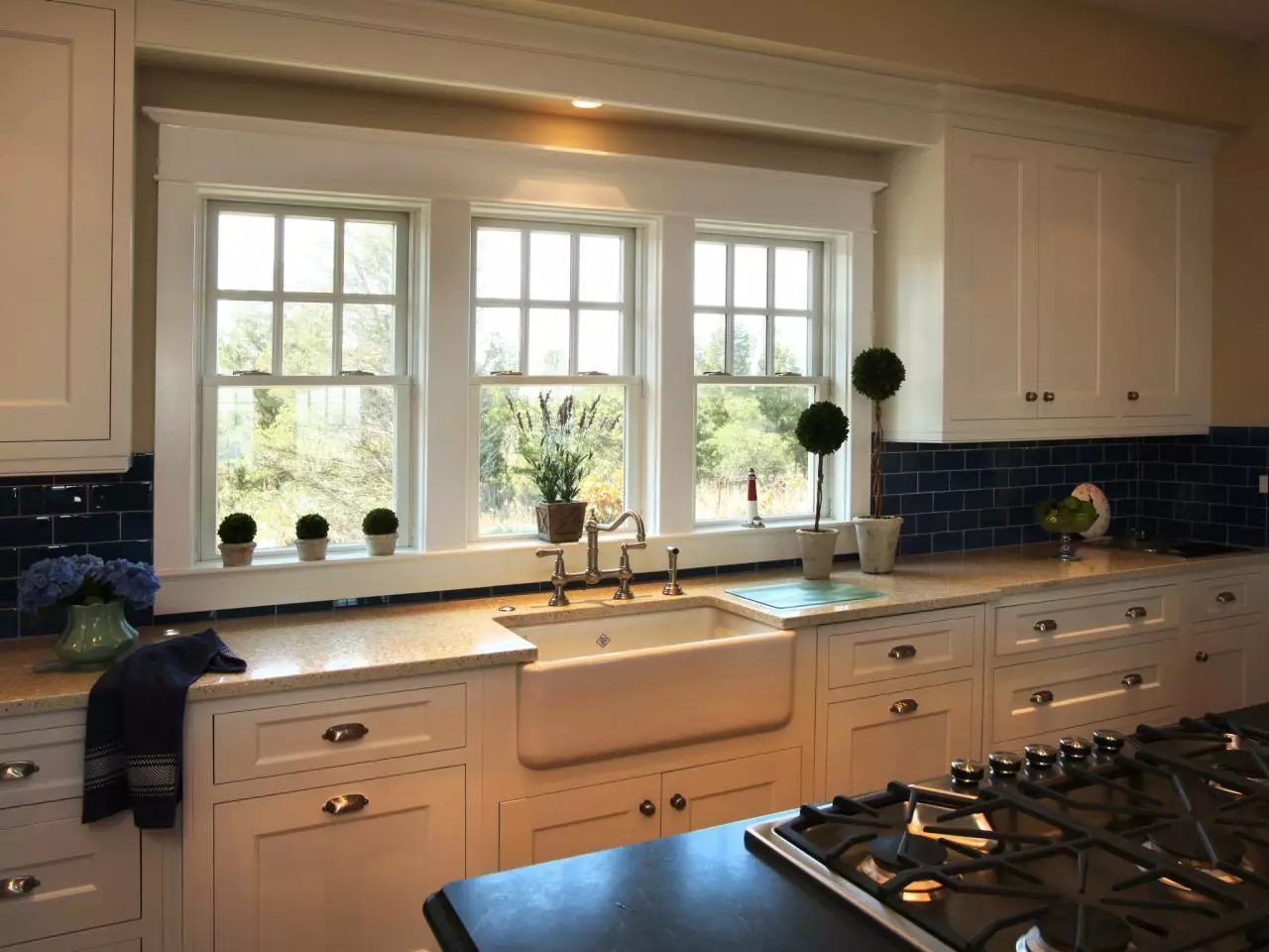 Bucătărie cu fereastră în zona de lucru (44 de fotografii): Opțiuni de proiectare și crearea unui design interior de bucătărie cu o fereastră deasupra suprafeței de lucru. Cum să utilizați fereastra în camera de zi cu bucătărie? Exemple frumoase 9838_16