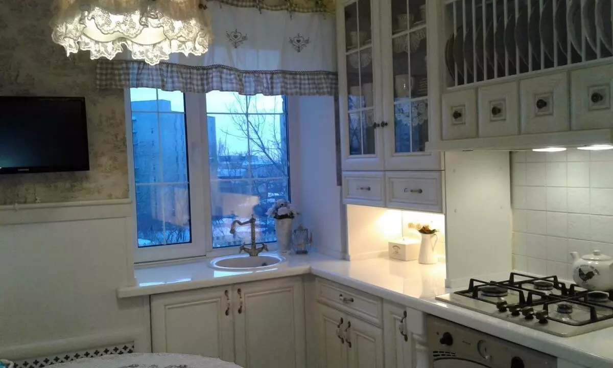 Dapur dengan jendela di area kerja (44 foto): Pilihan desain dan membuat desain interior dapur dengan jendela di atas permukaan kerja. Bagaimana cara menggunakan jendela di ruang dapur? Contoh yang indah 9838_17