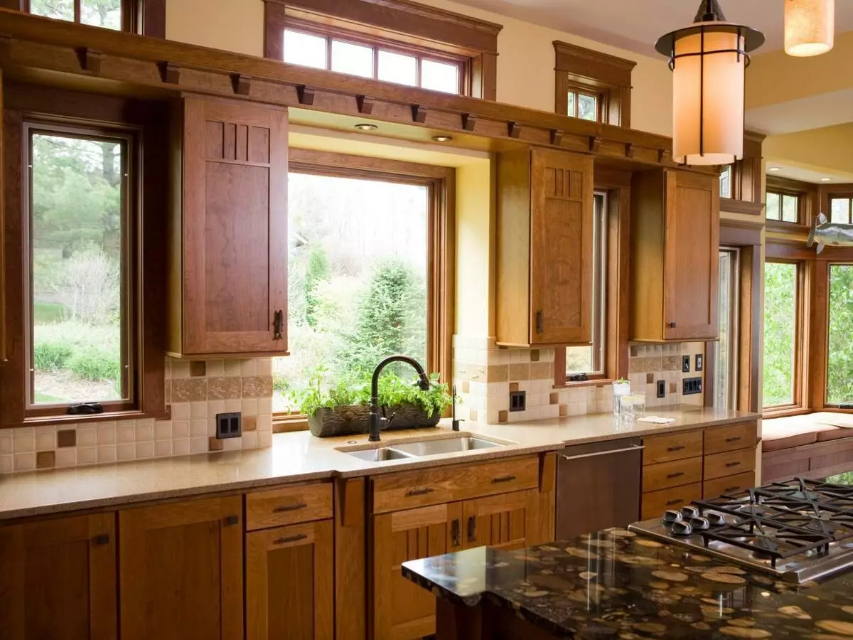 Dapur dengan jendela di area kerja (44 foto): Pilihan desain dan membuat desain interior dapur dengan jendela di atas permukaan kerja. Bagaimana cara menggunakan jendela di ruang dapur? Contoh yang indah 9838_22