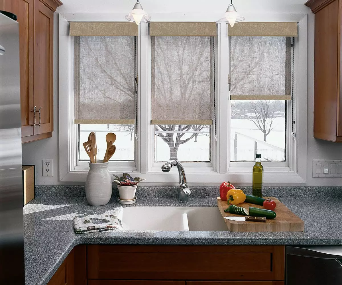 Bucătărie cu fereastră în zona de lucru (44 de fotografii): Opțiuni de proiectare și crearea unui design interior de bucătărie cu o fereastră deasupra suprafeței de lucru. Cum să utilizați fereastra în camera de zi cu bucătărie? Exemple frumoase 9838_33