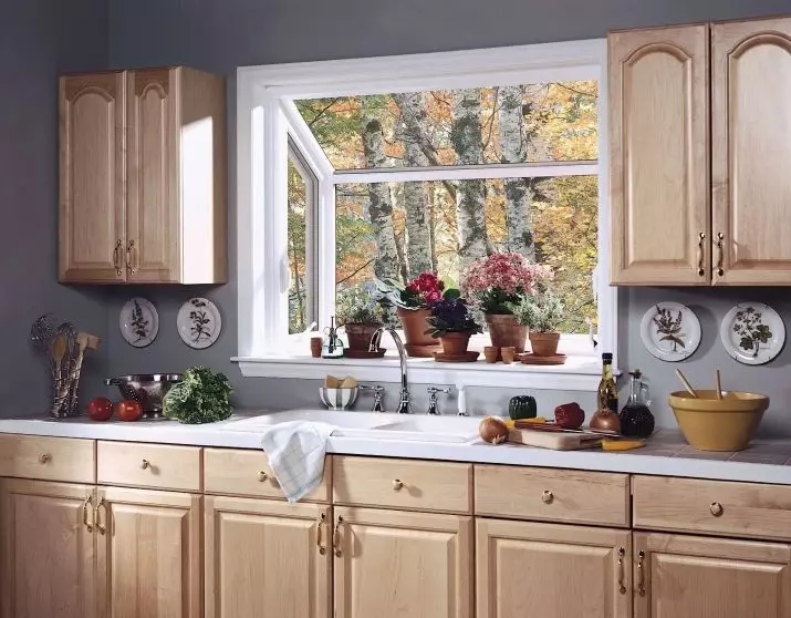 Bucătărie cu fereastră în zona de lucru (44 de fotografii): Opțiuni de proiectare și crearea unui design interior de bucătărie cu o fereastră deasupra suprafeței de lucru. Cum să utilizați fereastra în camera de zi cu bucătărie? Exemple frumoase 9838_43