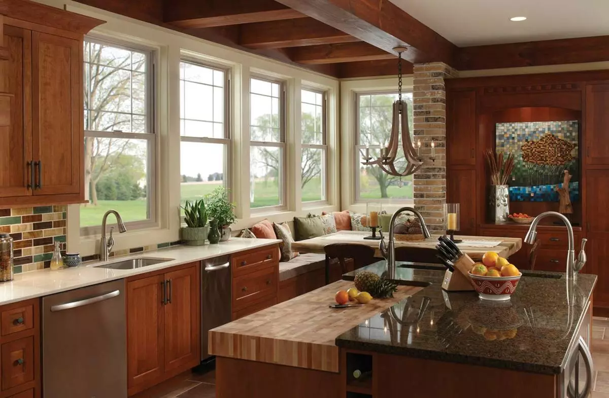 Bucătărie cu fereastră în zona de lucru (44 de fotografii): Opțiuni de proiectare și crearea unui design interior de bucătărie cu o fereastră deasupra suprafeței de lucru. Cum să utilizați fereastra în camera de zi cu bucătărie? Exemple frumoase 9838_8