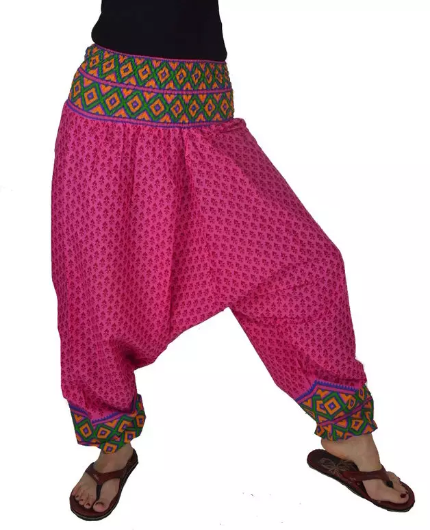 Хлаче панталоне Схаровари (48 фотографија): Шта да се носи и како да изаберете праве женске панталоне 983_12