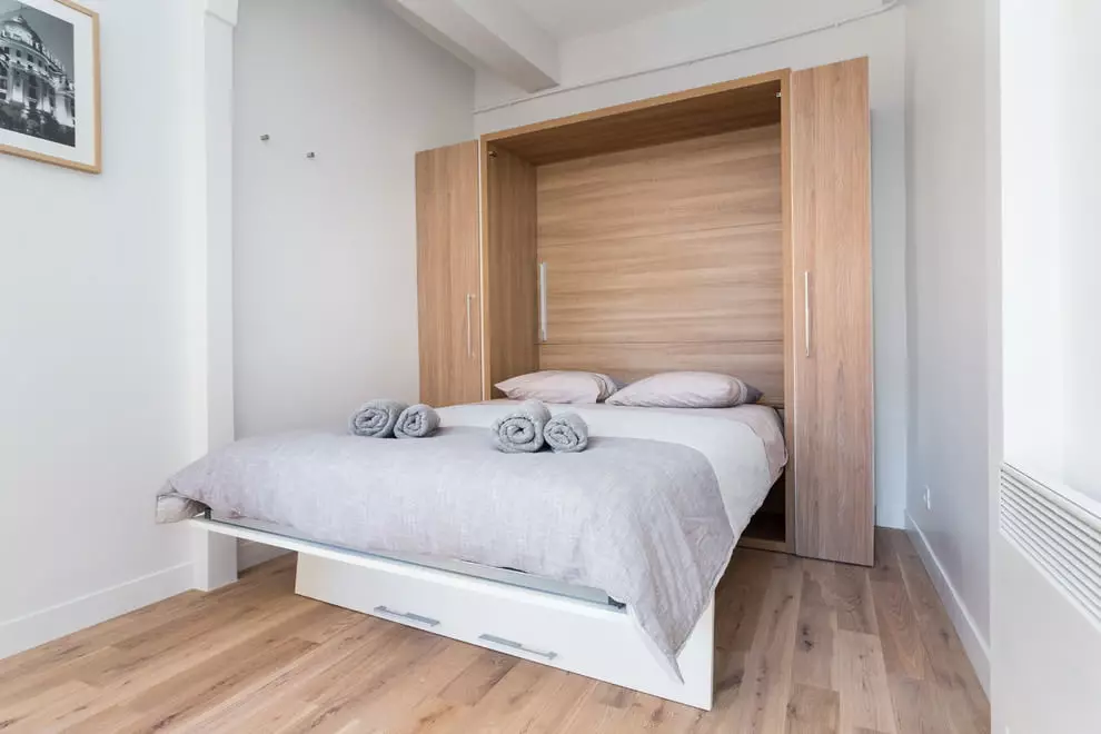 Phòng ngủ nhỏ (166 ảnh): Ý tưởng thiết kế nội thất của một căn phòng nhỏ. Làm thế nào để cung cấp và trang bị phòng ngủ nhỏ? Ý tưởng thú vị 9841_127