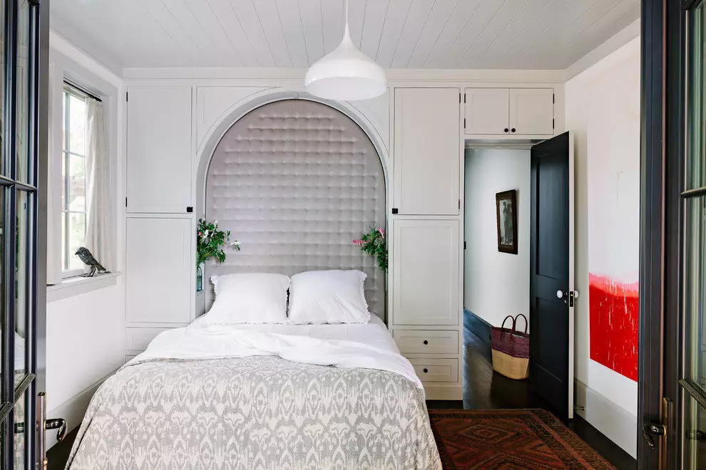 スモールベッドルーム（166写真）：小部屋のインテリアデザインのアイデア。小さな寝室を備えて装備する方法は？面白いアイデア 9841_143