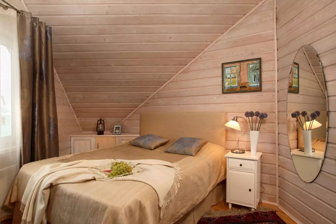 Kleine Schlafzimmer (166 Fotos): Ideen eines kleinen Raums. Wie man kleine Schlafzimmer liefert und aussteht? Interessante Ideen 9841_28