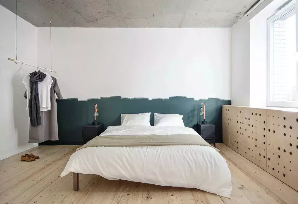スモールベッドルーム（166写真）：小部屋のインテリアデザインのアイデア。小さな寝室を備えて装備する方法は？面白いアイデア 9841_48