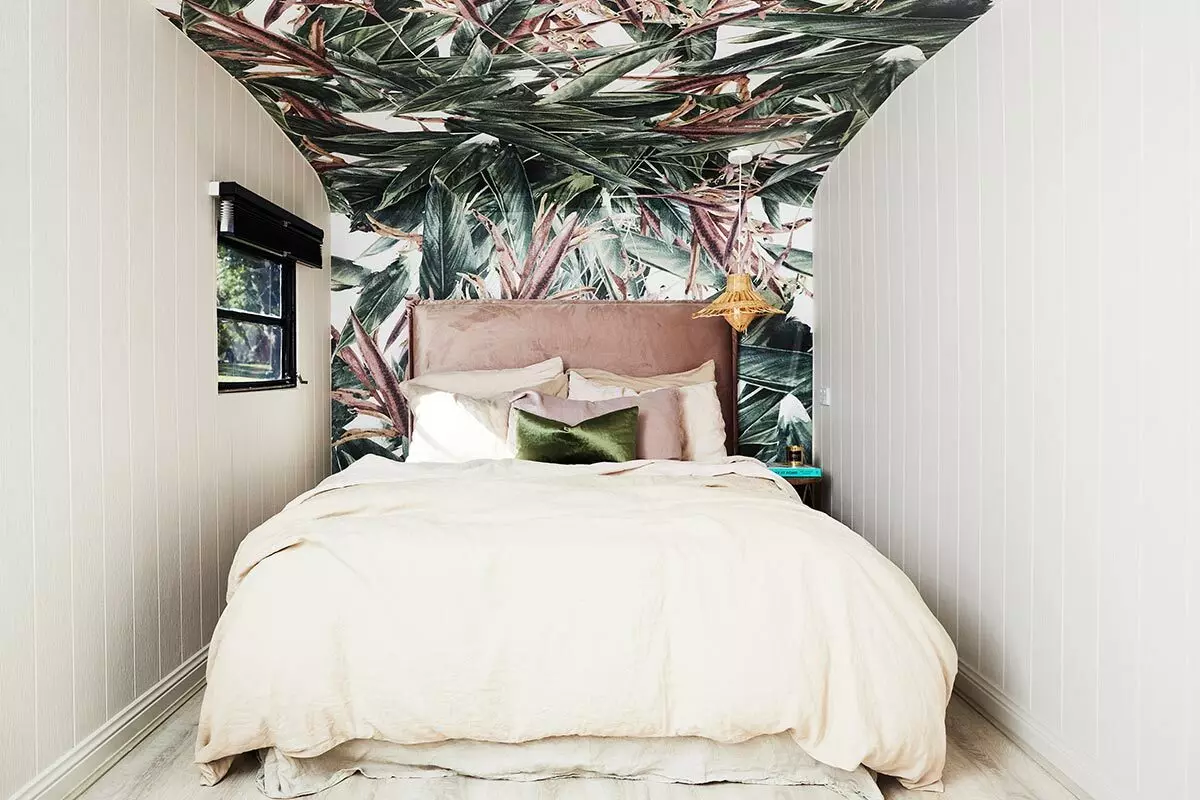Dormitoare mici (166 fotografii): idei de design interior dintr-o cameră mică. Cum să furnizați și să dotați dormitoarele mici? Idei interesante 9841_60