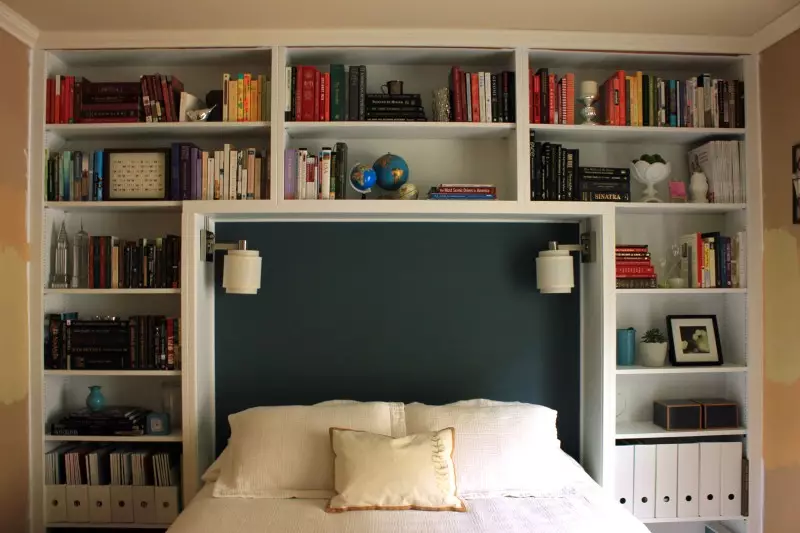 Kleine Schlafzimmer (166 Fotos): Ideen eines kleinen Raums. Wie man kleine Schlafzimmer liefert und aussteht? Interessante Ideen 9841_67