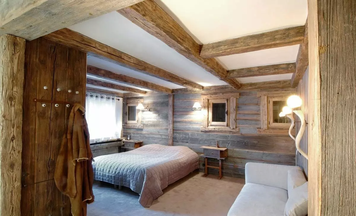Dormitor de cabană (35 fotografii): Reguli de design interior, selecție de perdele și alte elemente de decor pentru un dormitor mic 9843_10