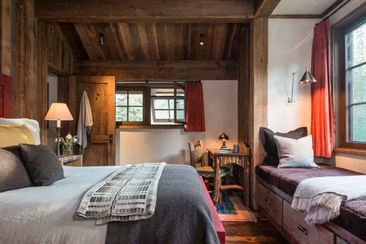 Chalet Slaapkamer (35 foto's): Interieur design regels, selectie van gordijnen en andere decor elementen voor een kleine slaapkamer 9843_11