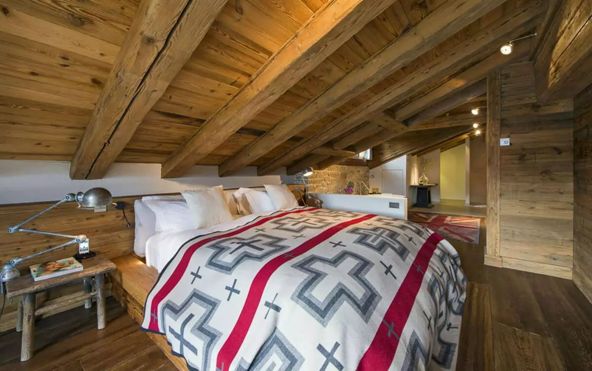 Dhoma gjumi Chalet (35 foto): Rregullat e dizajnit të brendshëm, përzgjedhja e perdeve dhe elemente të tjera dekorore për një dhomë gjumi të vogël 9843_14