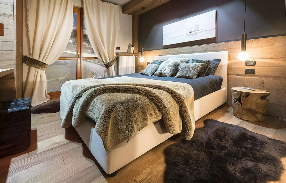 Chalet Yatak Odası (35 fotoğraf): İç tasarım kuralları, küçük bir yatak odası için perdelerin ve diğer dekor elemanlarının seçimi 9843_18