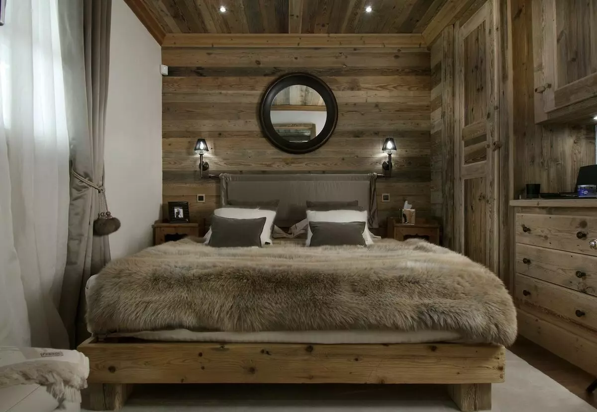 Dhoma gjumi Chalet (35 foto): Rregullat e dizajnit të brendshëm, përzgjedhja e perdeve dhe elemente të tjera dekorore për një dhomë gjumi të vogël 9843_2