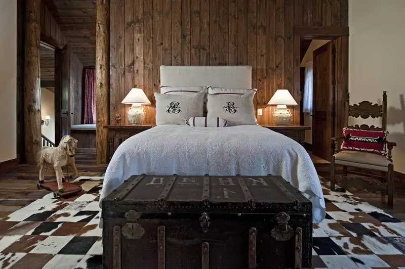Dormitor de cabană (35 fotografii): Reguli de design interior, selecție de perdele și alte elemente de decor pentru un dormitor mic 9843_21