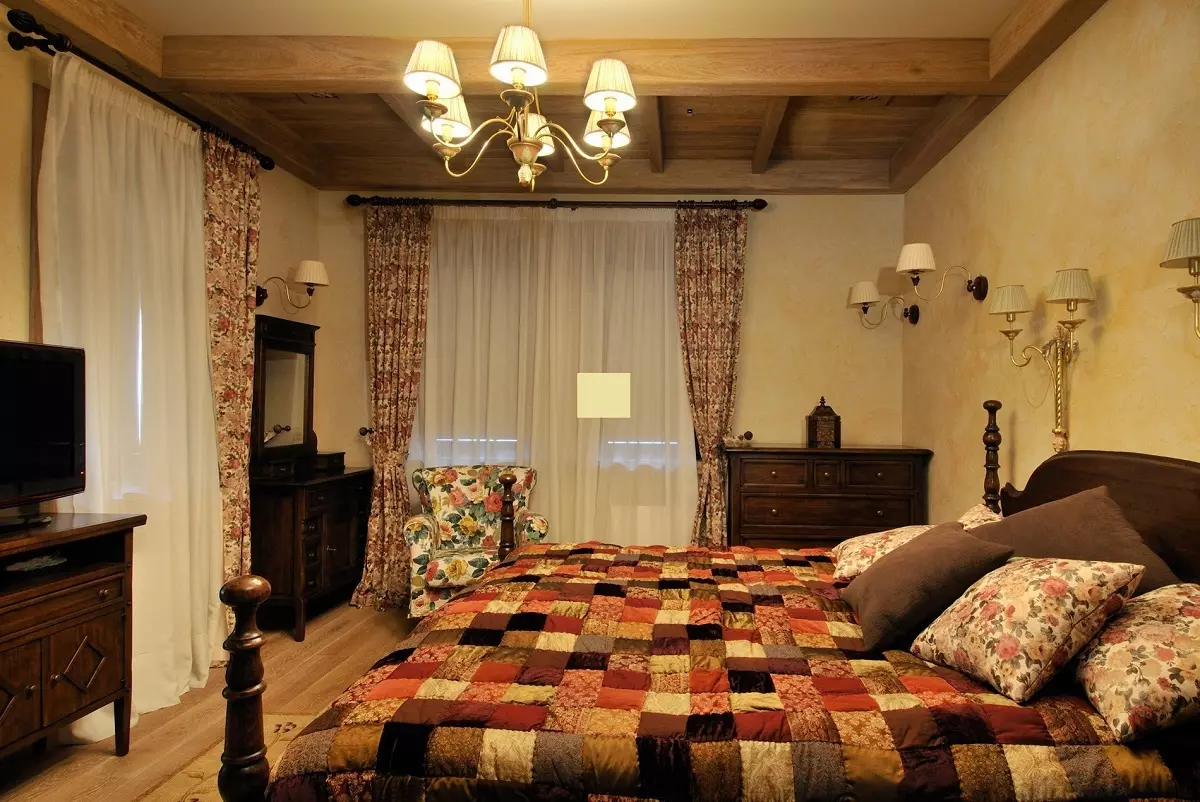 Chalet Yatak Odası (35 fotoğraf): İç tasarım kuralları, küçük bir yatak odası için perdelerin ve diğer dekor elemanlarının seçimi 9843_23