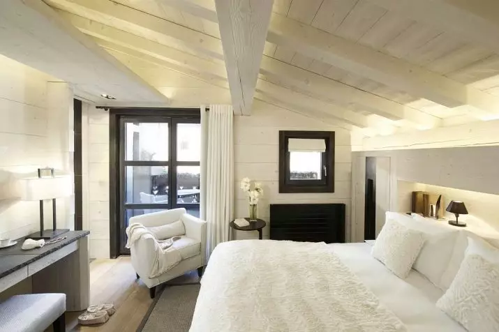 Chalet Yatak Odası (35 fotoğraf): İç tasarım kuralları, küçük bir yatak odası için perdelerin ve diğer dekor elemanlarının seçimi 9843_33