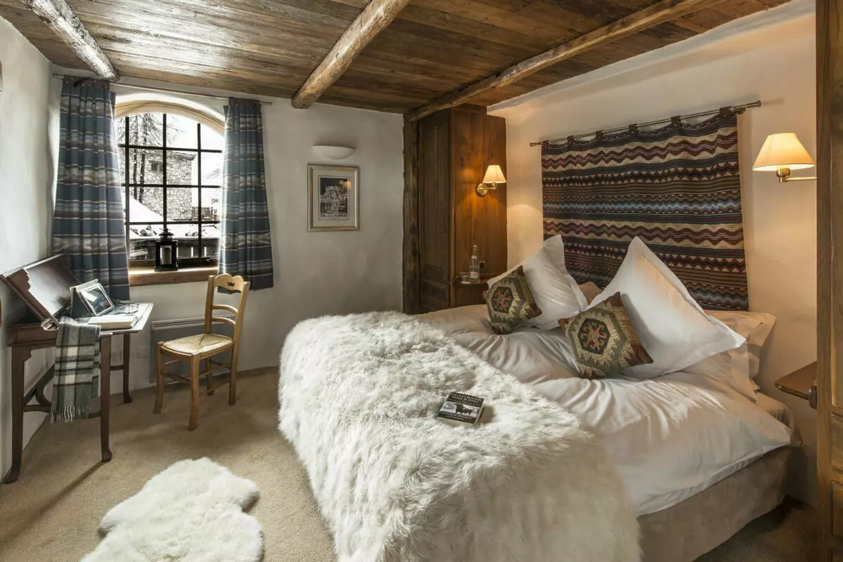Dhoma gjumi Chalet (35 foto): Rregullat e dizajnit të brendshëm, përzgjedhja e perdeve dhe elemente të tjera dekorore për një dhomë gjumi të vogël 9843_6