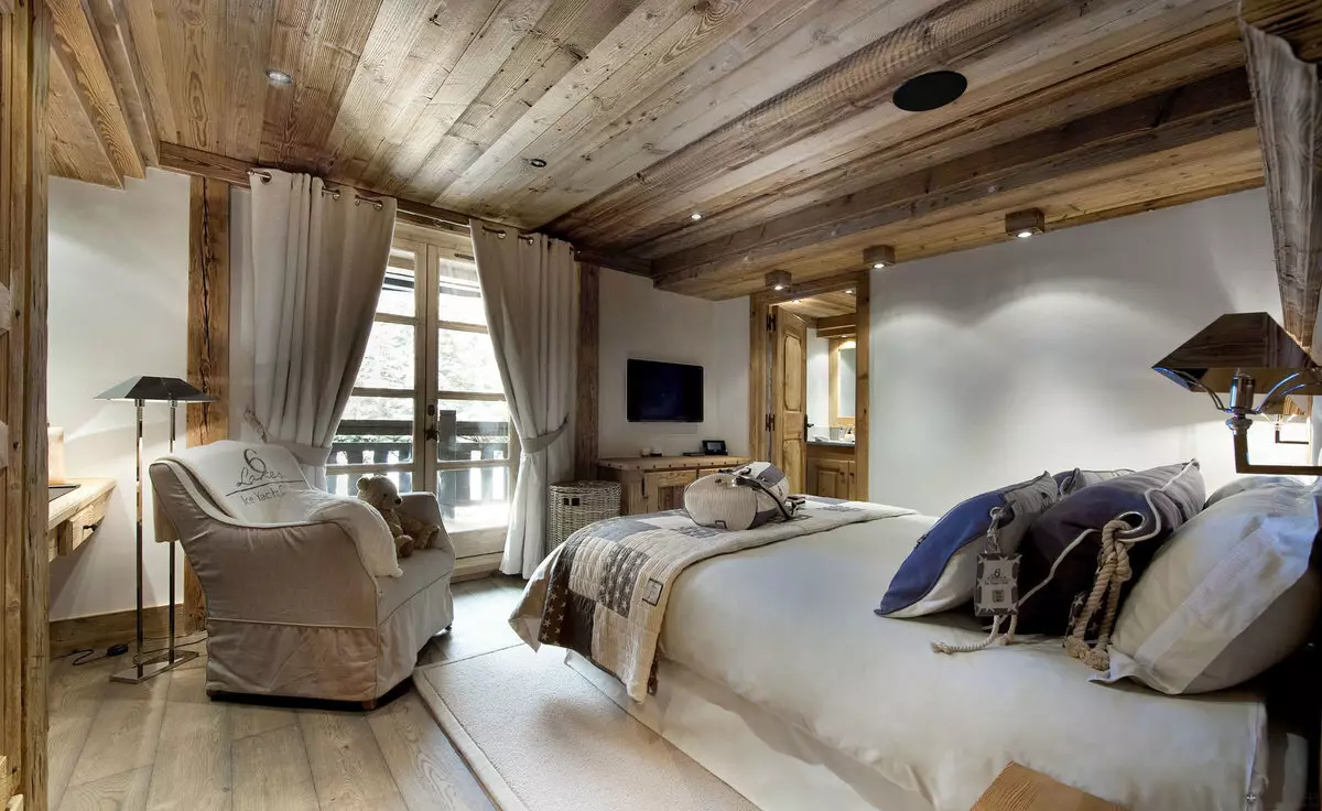 Dhoma gjumi Chalet (35 foto): Rregullat e dizajnit të brendshëm, përzgjedhja e perdeve dhe elemente të tjera dekorore për një dhomë gjumi të vogël 9843_7
