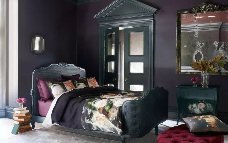 Spálňa v tmavých farbách (88 fotografií): Tapety a záclony v dizajne interiéru, podlahy a steny farby wenge, posteľ a iný nábytok pre malú izbu 9849_10