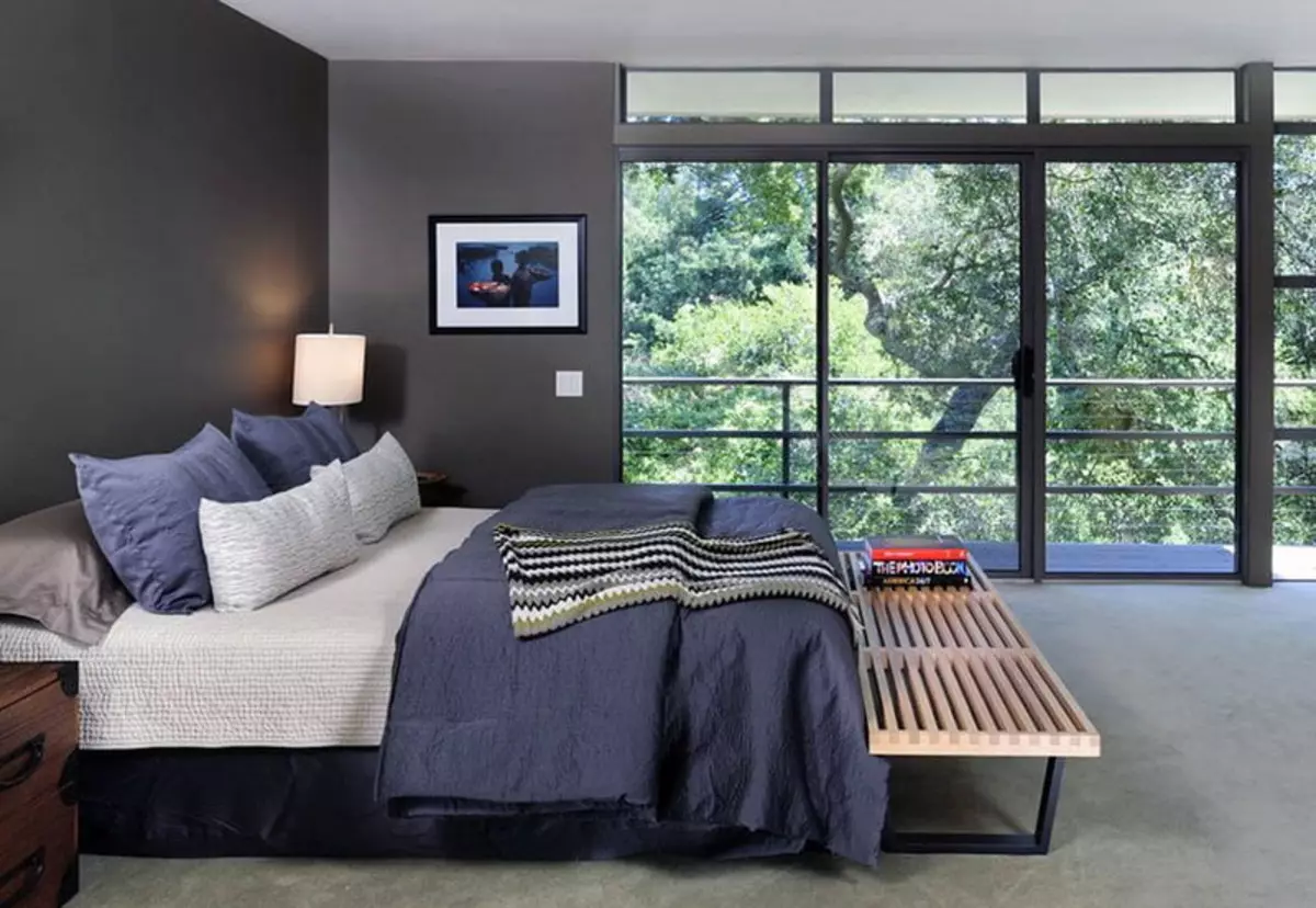 Sypialnia w ciemnych kolorach (88 zdjęć): tapety i zasłony w projekcie wnętrz, podłodze i ścianach kolorów wenge, łóżko i inne meble dla małego pokoju 9849_24