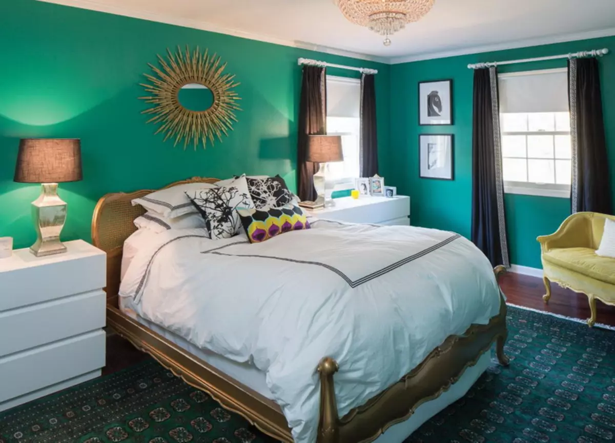 Sypialnia w ciemnych kolorach (88 zdjęć): tapety i zasłony w projekcie wnętrz, podłodze i ścianach kolorów wenge, łóżko i inne meble dla małego pokoju 9849_27