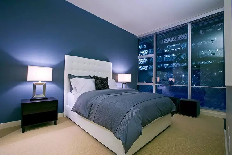 Dormitori en colors foscos (88 fotos): fons de pantalla i cortines en disseny d'interiors, terres i parets de color wenge, llit i altres mobles per a una habitació petita 9849_32