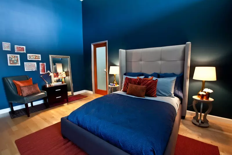 Dormitori en colors foscos (88 fotos): fons de pantalla i cortines en disseny d'interiors, terres i parets de color wenge, llit i altres mobles per a una habitació petita 9849_35