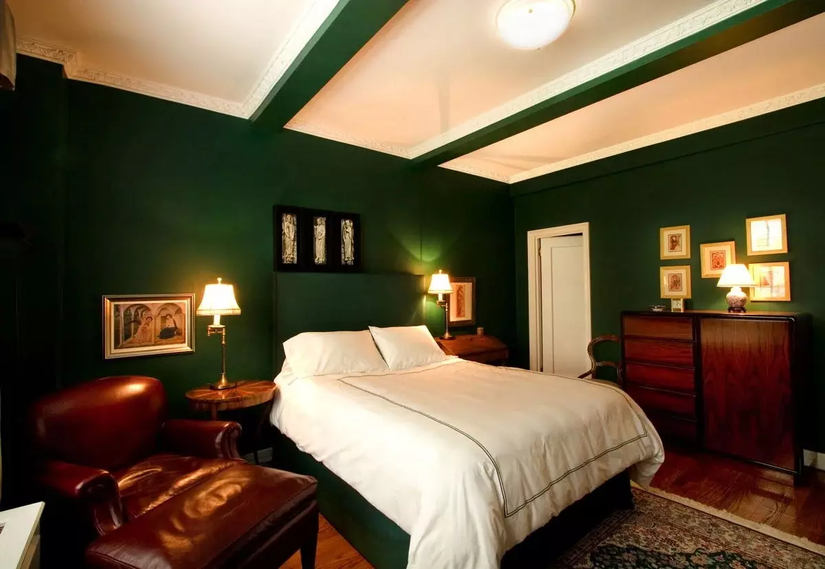 Υπνοδωμάτιο σε σκούρα χρώματα (88 φωτογραφίες): ταπετσαρίες και κουρτίνες στο εσωτερικό σχεδιασμό, πάτωμα και τοίχους του χρώματος wenge, κρεβάτι και άλλα έπιπλα για ένα μικρό δωμάτιο 9849_37