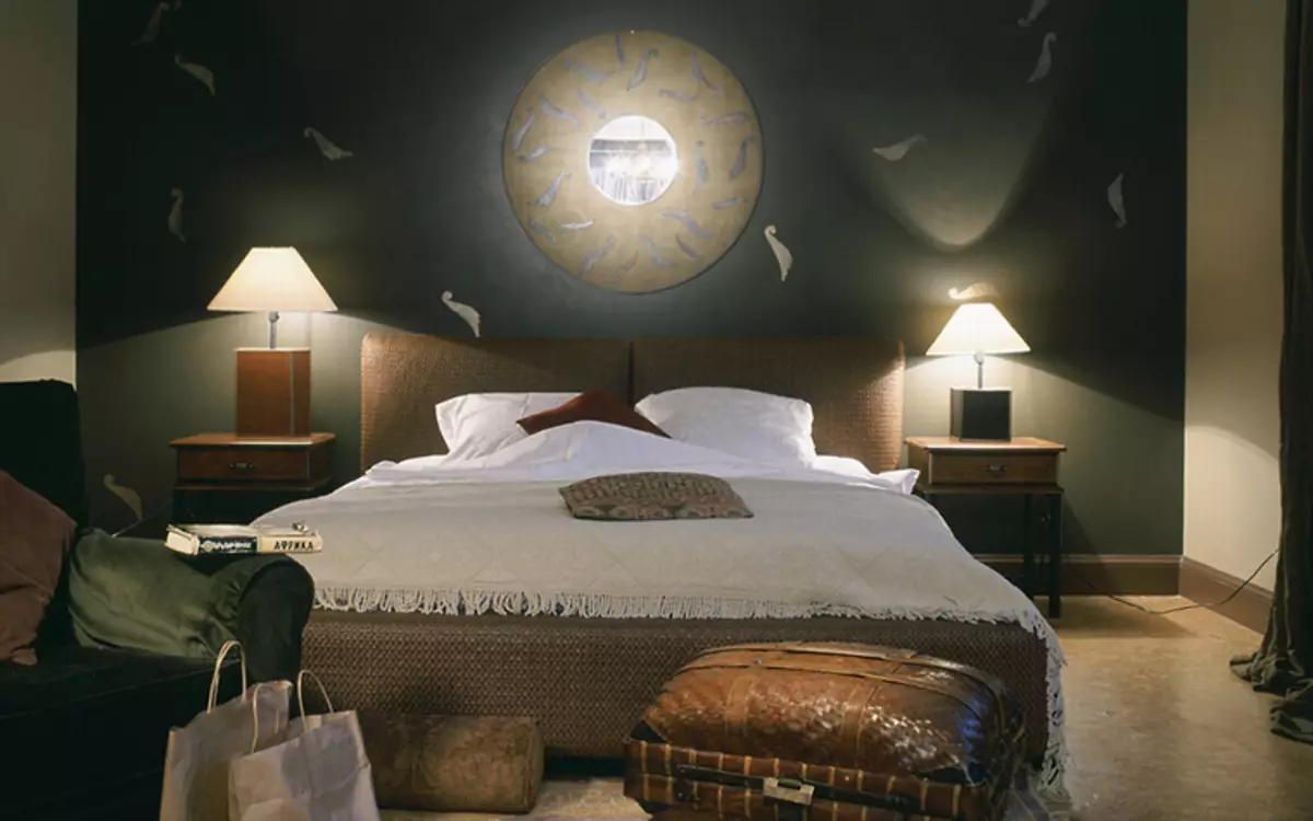 Υπνοδωμάτιο σε σκούρα χρώματα (88 φωτογραφίες): ταπετσαρίες και κουρτίνες στο εσωτερικό σχεδιασμό, πάτωμα και τοίχους του χρώματος wenge, κρεβάτι και άλλα έπιπλα για ένα μικρό δωμάτιο 9849_39