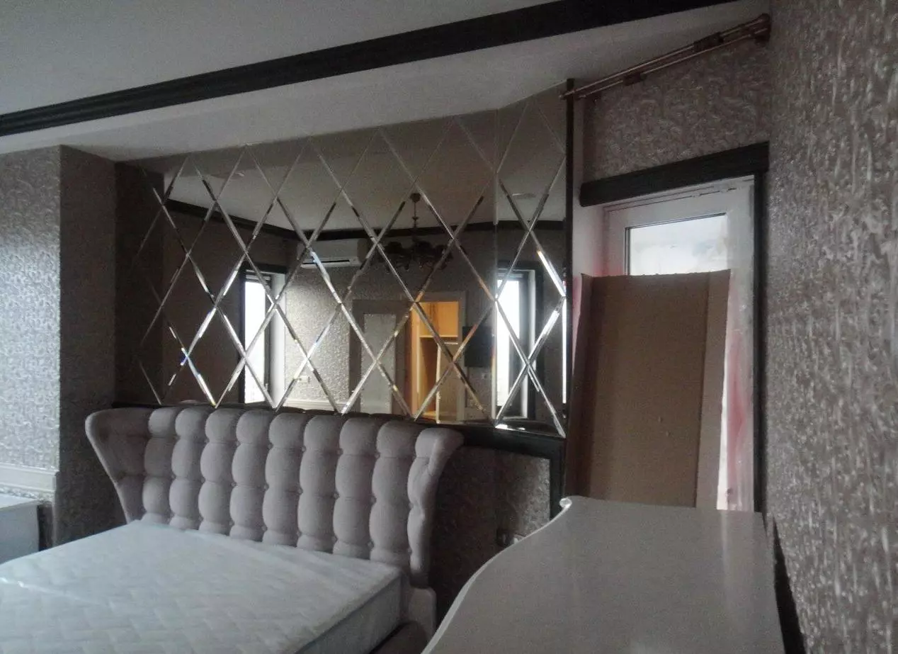 Υπνοδωμάτιο σε σκούρα χρώματα (88 φωτογραφίες): ταπετσαρίες και κουρτίνες στο εσωτερικό σχεδιασμό, πάτωμα και τοίχους του χρώματος wenge, κρεβάτι και άλλα έπιπλα για ένα μικρό δωμάτιο 9849_47