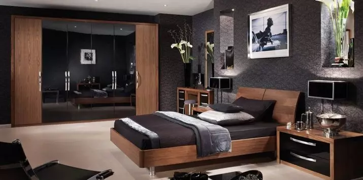 Sypialnia w ciemnych kolorach (88 zdjęć): tapety i zasłony w projekcie wnętrz, podłodze i ścianach kolorów wenge, łóżko i inne meble dla małego pokoju 9849_74