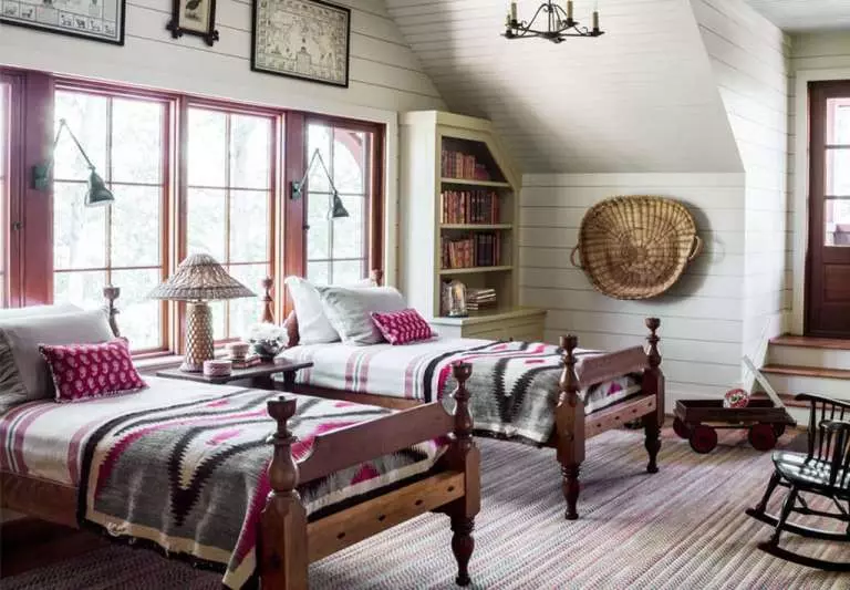 Sypialnia w stylu wiejskim (70 zdjęć): wybór zasłon i mebli do wnętrza, tapet i wystroju, projektowanie małych i dużych sypialni 9852_20