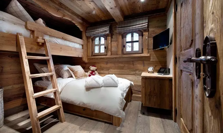 Sypialnia w stylu wiejskim (70 zdjęć): wybór zasłon i mebli do wnętrza, tapet i wystroju, projektowanie małych i dużych sypialni 9852_27