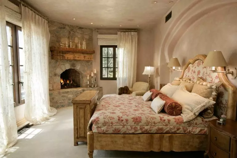 Sypialnia w stylu wiejskim (70 zdjęć): wybór zasłon i mebli do wnętrza, tapet i wystroju, projektowanie małych i dużych sypialni 9852_3